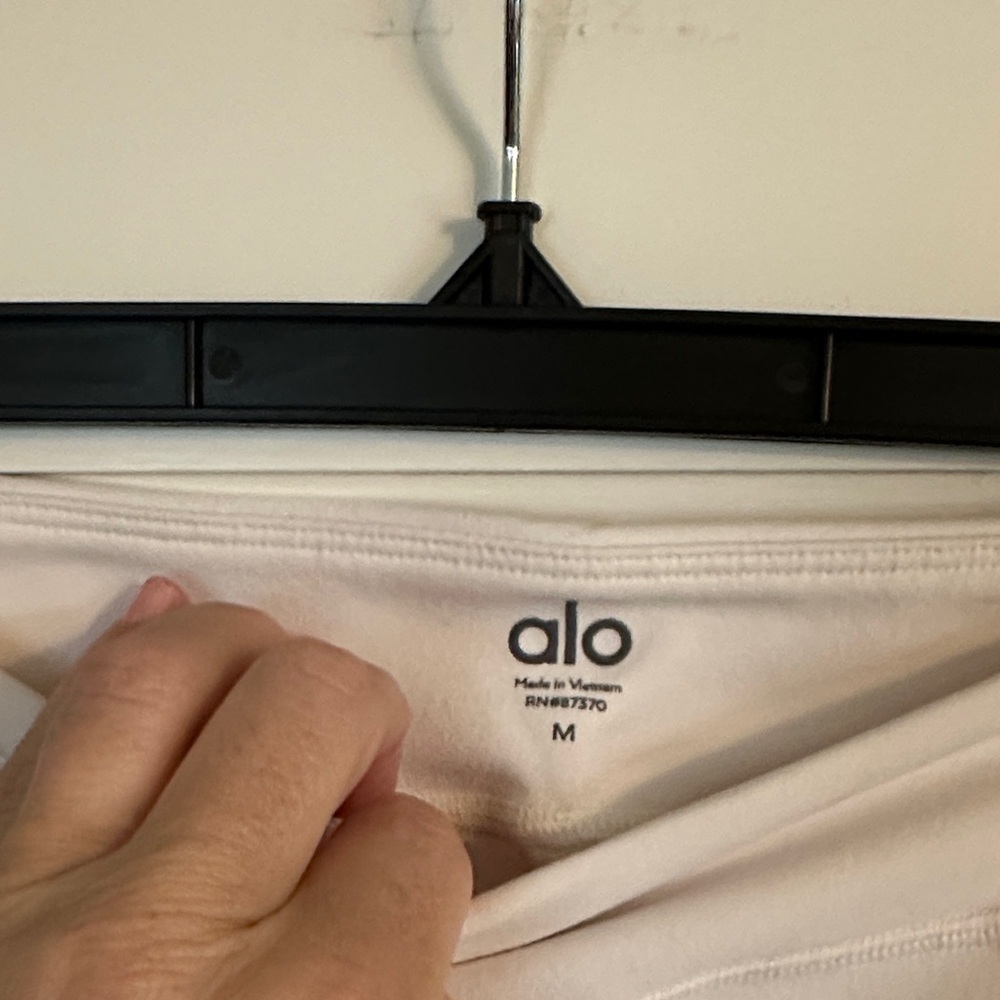 ALO Yoga Women's Airbrush High-Waist Flutter NWOT - Picture 4 of 5